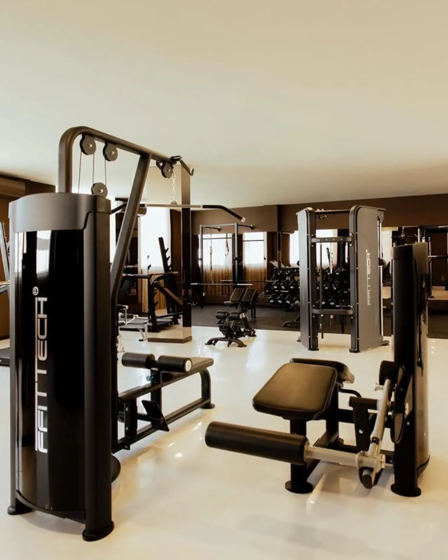 Sala de treino do estúdio Infitt com equipamento profissional e ambiente premium